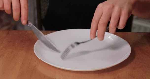 Tenedor y placa de cuchillo rascando sonido — Vídeo de stock