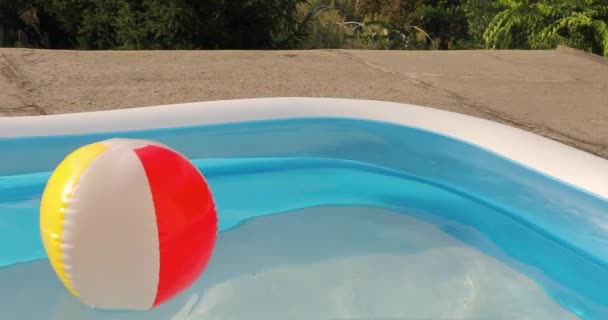 Bola en el agua de una piscina — Vídeos de Stock