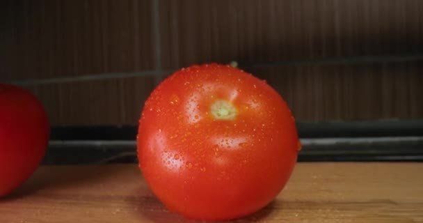 Tomatos a konyhában makrocsúszda felvételek — Stock videók