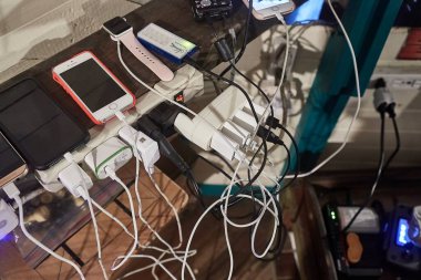 Telefonlar ve diğer cihazlar şarj ediliyor