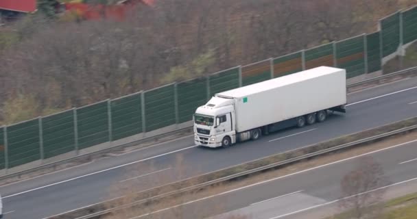 도로 위에 있는 트럭 — 비디오