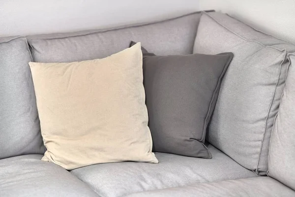 Canapé avec oreillers — Photo