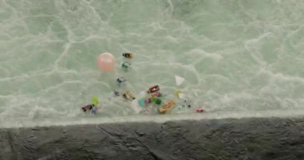 Plastflaskor i en flod — Stockvideo