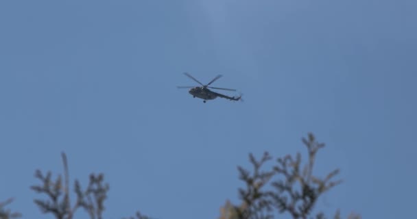 Gökyüzündeki askeri helikopter — Stok video