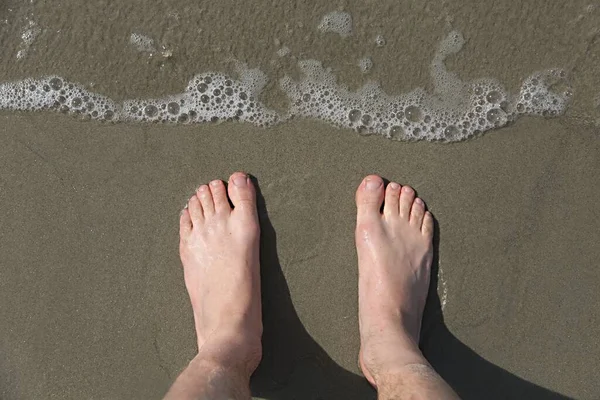 赤脚在海滩上 — 图库照片