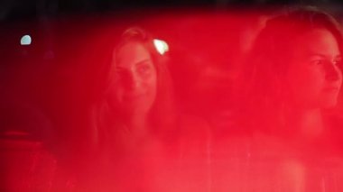 Bulanık bir görüşle barda konuşan kızlar