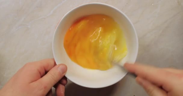 Hacer huevos estafados — Vídeo de stock