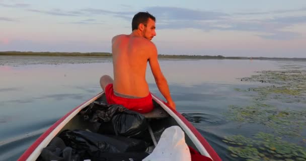 Kanufahren auf einem See — Stockvideo