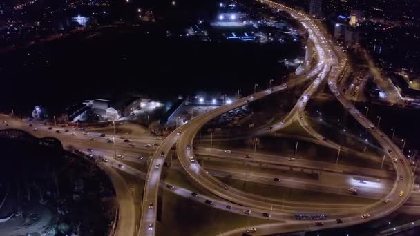 Auto-estrada intercambiar vista aérea à noite — Vídeo de Stock