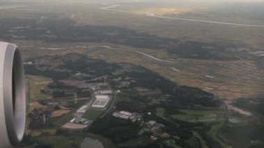 Uçakta uçmak, iniş sırasında pencereden manzara...