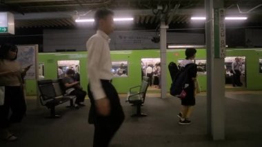 Osaka 'daki yerel tren, istasyondaki insanlar.