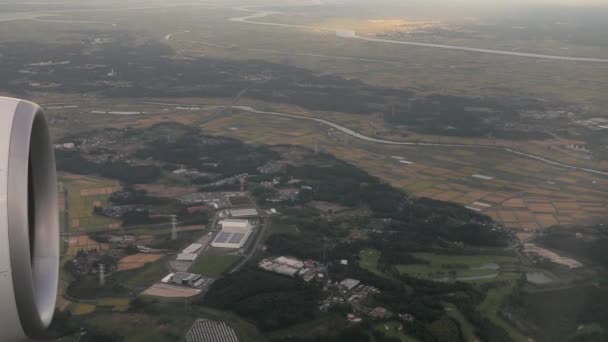Vliegen op een vliegtuig, landschap vanuit het raam tijdens de landing — Stockvideo