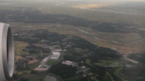 Flyger på ett plan, landskap från fönster under landning — Stockvideo