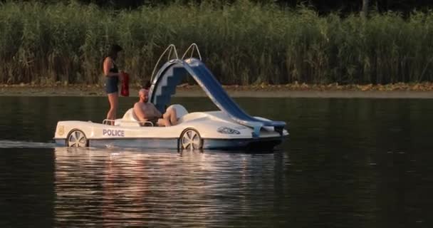 Солнечный отдых и весельные лодки на озере — стоковое видео