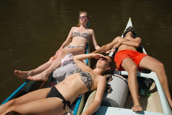 Piragüismo en un río, relajarse en el barco — Foto de Stock
