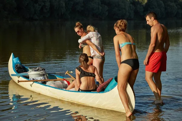 Canoas en la orilla del río — Foto de Stock