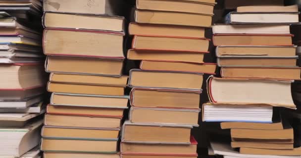 Muur van boeken in een stapel — Stockvideo