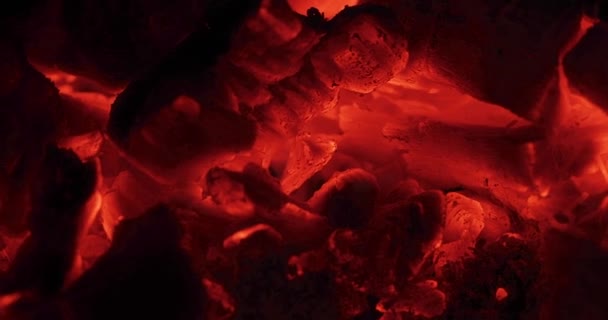 Огненный лагерь сияет красным — стоковое видео