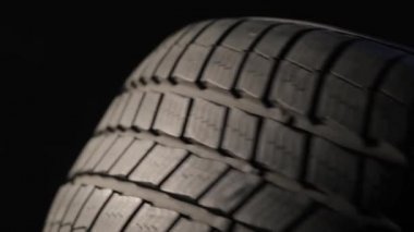 Araba lastiği yavaşlıyor.