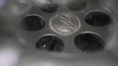 Lavabo lavabosu makroyu boşaltıyor.