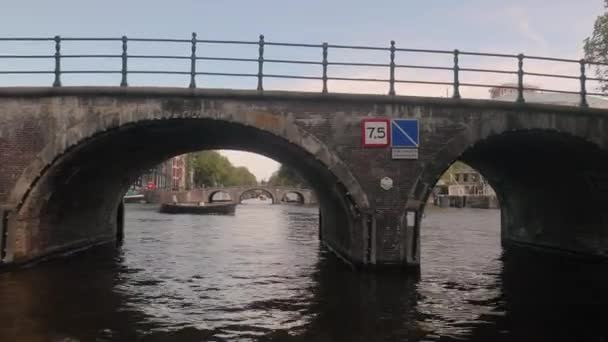 Amsterdam uitzicht vanaf de grachten op een boot — Stockvideo