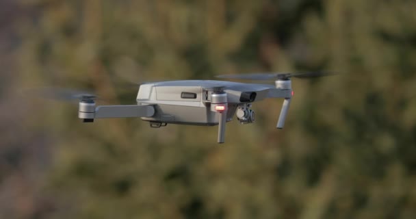 Drone volando al aire libre — Vídeos de Stock