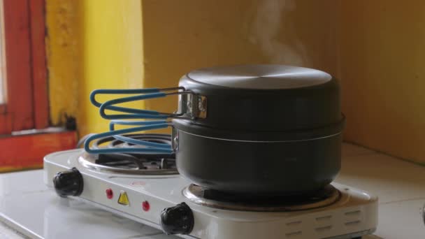 Cocinar vapor que sube de la olla — Vídeos de Stock