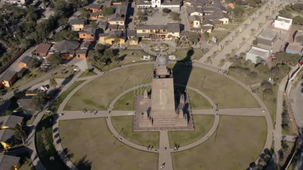 Памятник на линии Экватора возле Кито, Сан-Антонио — стоковое видео