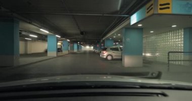 Otoparkın bodrumunda araba kullanırken.