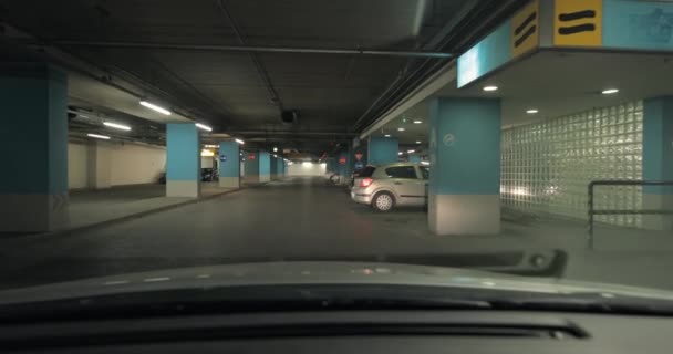 Rijden op een parkeerplaats kelder — Stockvideo