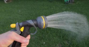 Bahçedeki bitkileri sulamak