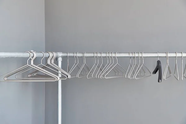 Lege garderobe hangers op een geannuleerd evend — Stockfoto