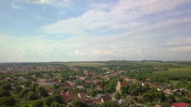 Yeşil yaz ağaçları drone hava manzaralı köy