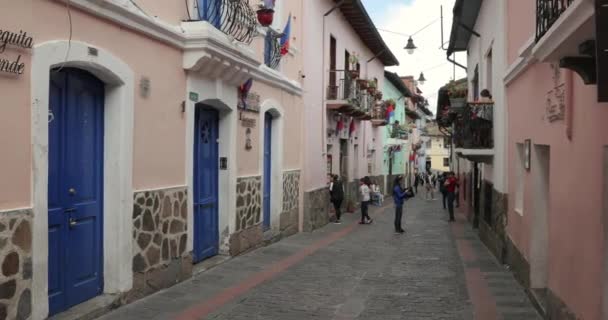 Quito, Ecudador La Ronda gatan i centrum — Stockvideo