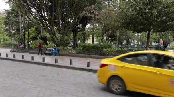 Pessoas e tráfego em uma rua de Cuenca, Equador — Vídeo de Stock