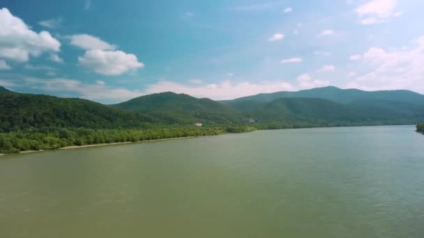 Vista aérea del paisaje de Visegrad sobre el Danubio — Vídeos de Stock