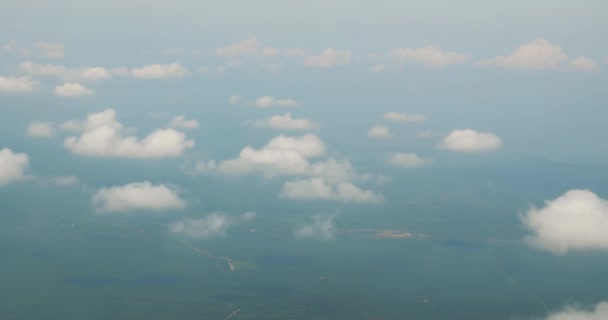 Vliegend tussen twee wolken — Stockvideo