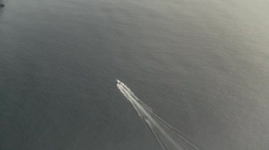 Sıçrayan dalgalar motorbotu uyanıyor yavaş çekim