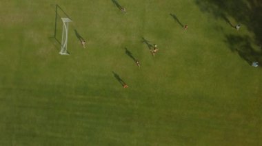 Sıradan futbol oynuyorum.