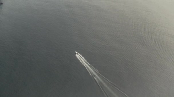 Vagues éclaboussantes bateau à moteur réveil au ralenti 