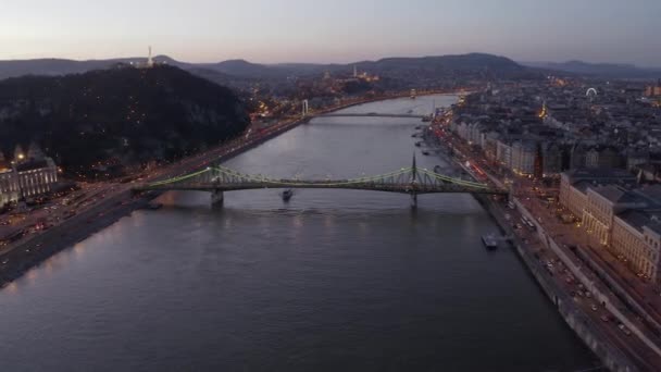 Boedapest avond luchtfoto drone — Stockvideo