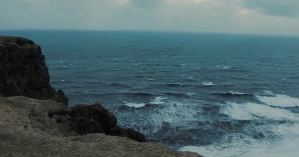 Island landskap svart sand strand i skymningen — Stockvideo