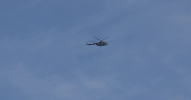 Helicóptero militar no céu — Vídeo de Stock