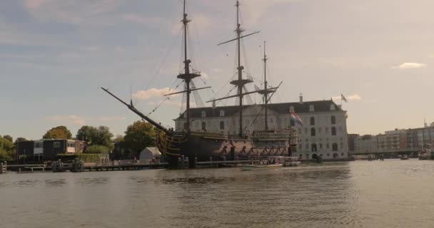 アムステルダムの古い帆船が展示されています — ストック動画