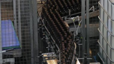 Bira fabrikası şişeleri diziyor.