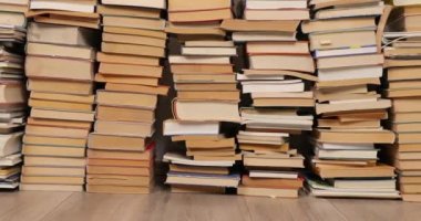 Yığının içindeki kitap duvarı