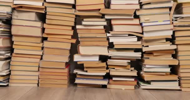 Pared de libros en una pila — Vídeo de stock