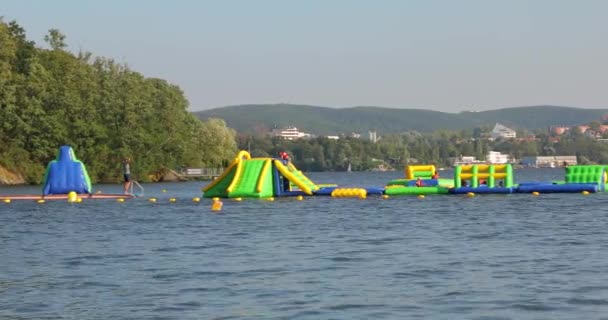 Vacances d'été, parc aquatique flottant sur un lac — Video