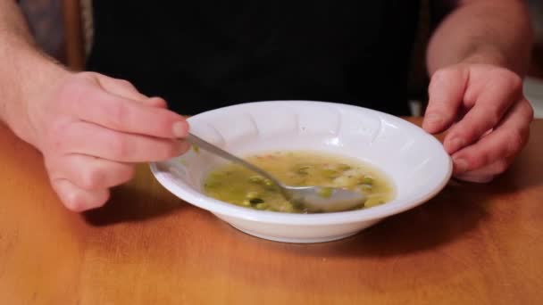 Еда овощной суп из свежих ингредиентов — стоковое видео