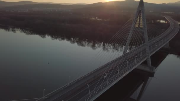 Motorvägsbron över floden — Stockvideo